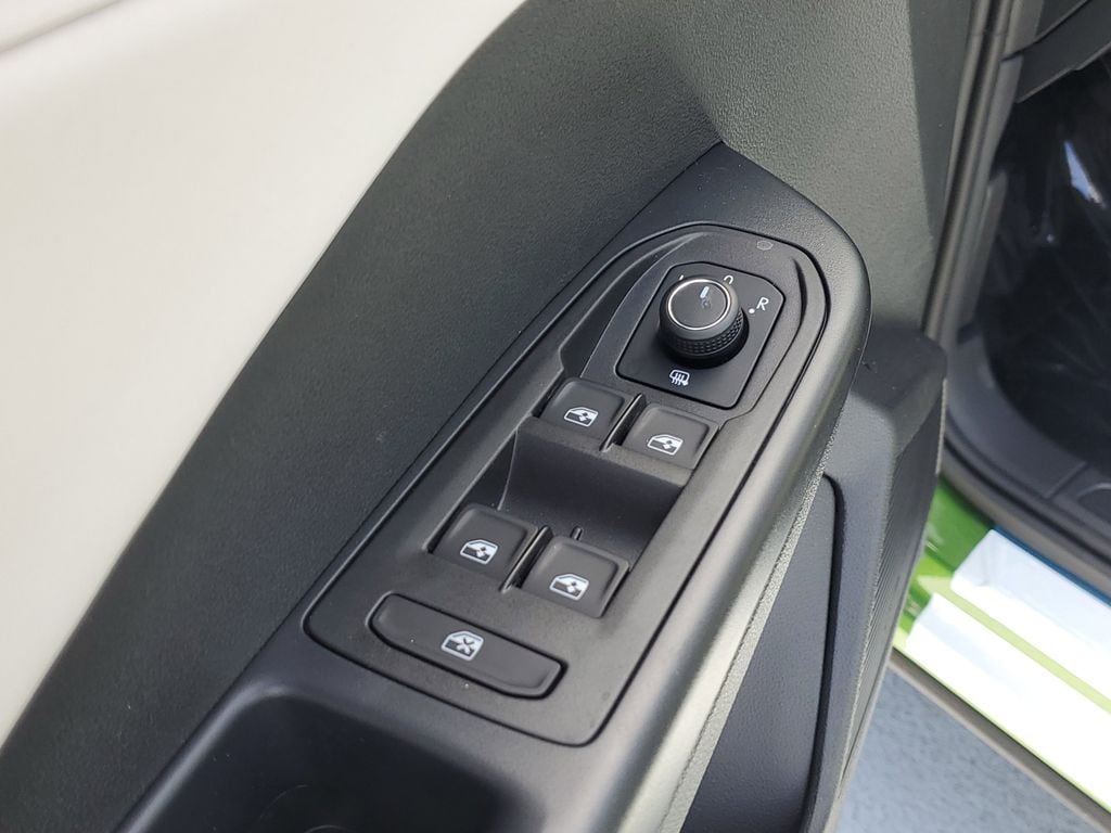 2025 Volkswagen Taos SE - Photo 18