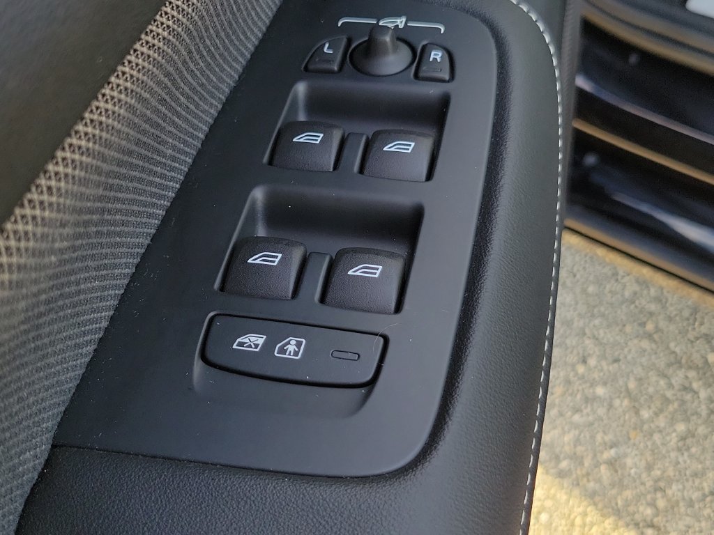 2024 Volvo S60 Plus - Photo 17