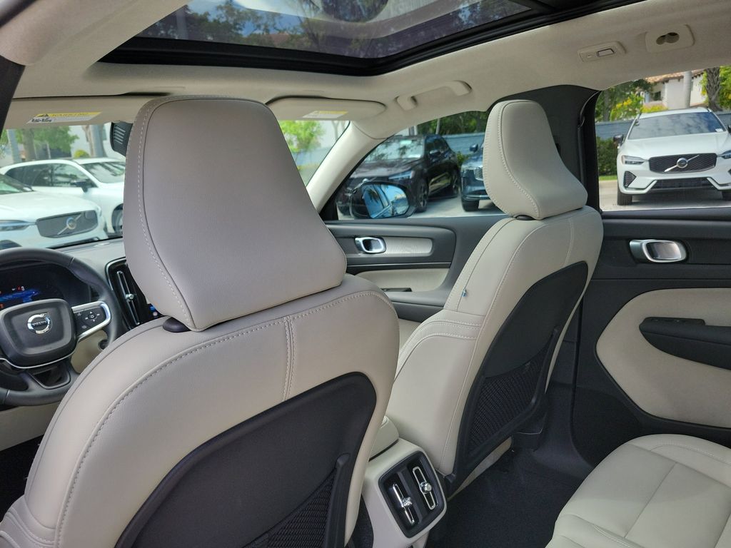 2025 Volvo XC40 Plus - Photo 13