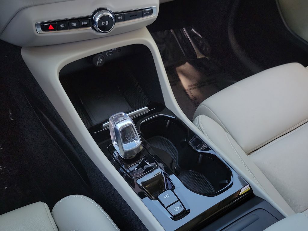 2024 Volvo XC40 Plus - Photo 30