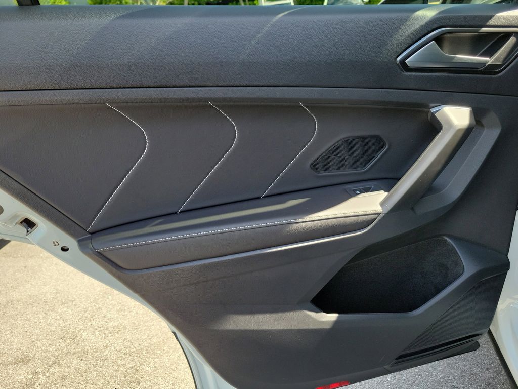 2023 Volkswagen Tiguan SE - Photo 9