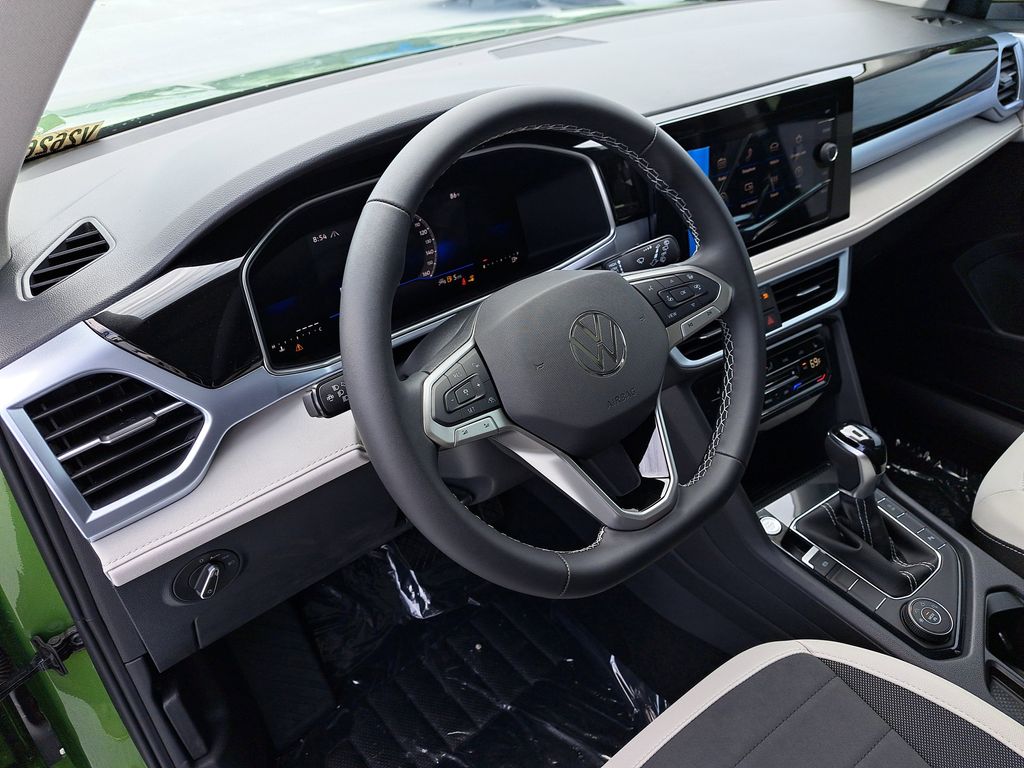 2025 Volkswagen Taos SE - Photo 18