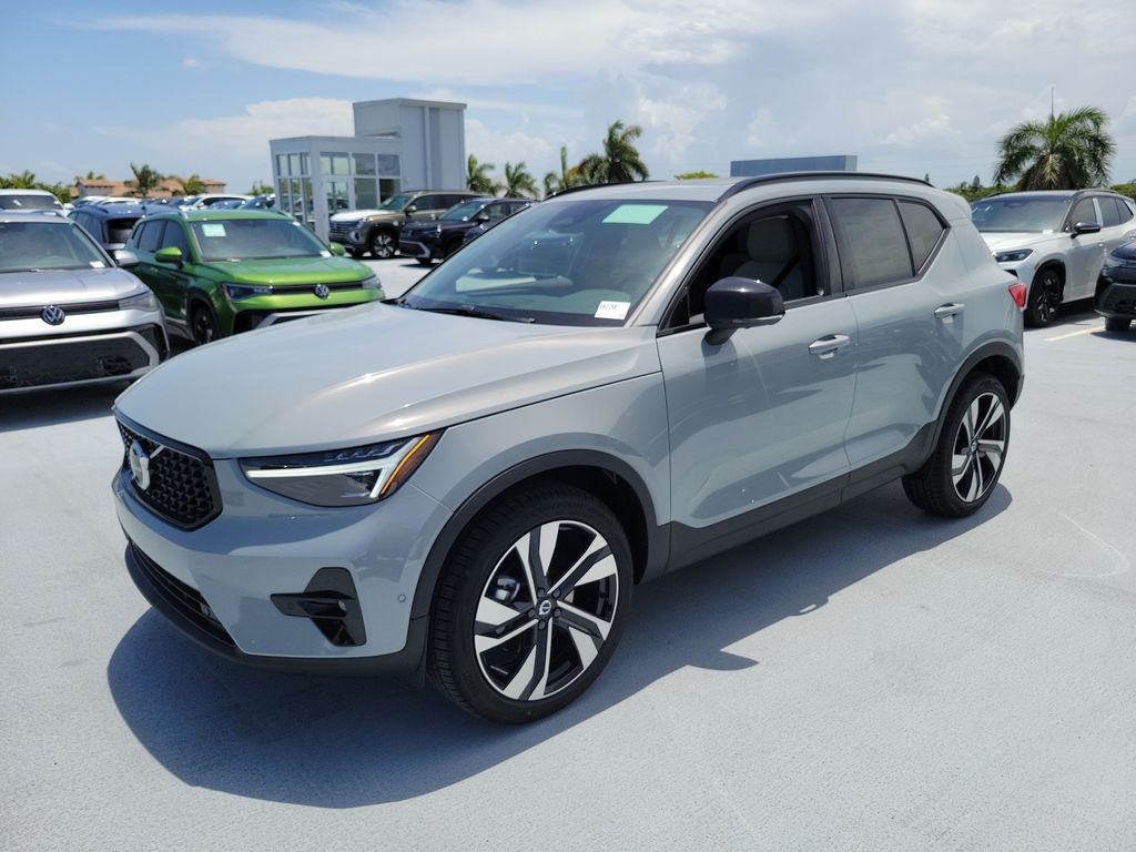 New 2026 Volvo XC40 B5 Plus SUV
