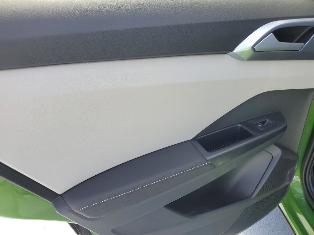 2025 Volkswagen Taos SE - Photo 9
