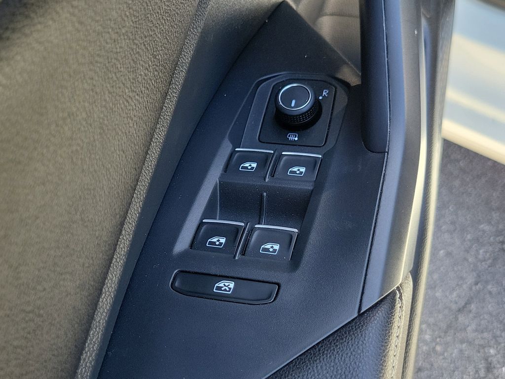 2023 Volkswagen Jetta SE - Photo 19