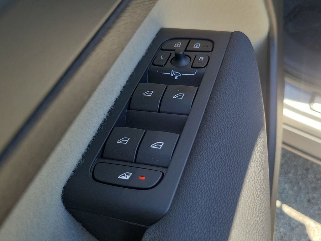 2023 Volvo XC40 Plus - Photo 18
