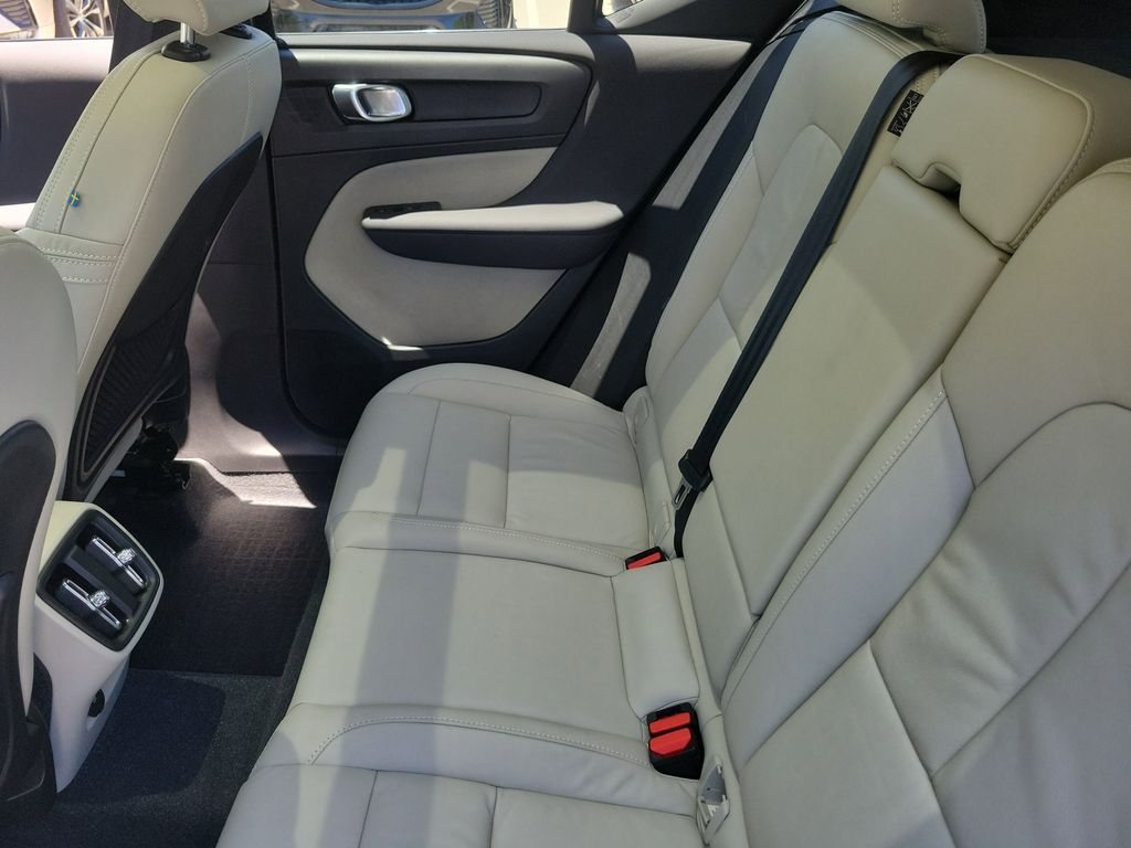 2023 Volvo XC40 Plus - Photo 12