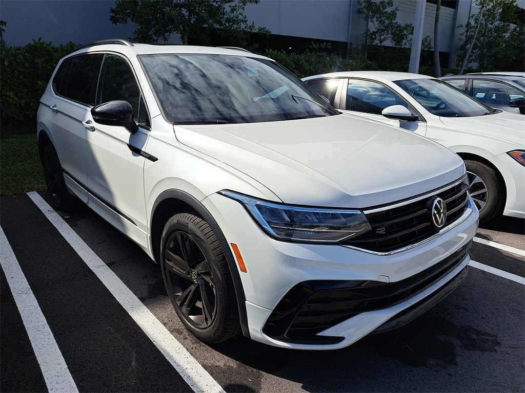 2023 Volkswagen Tiguan SE R-LINE BLACK's photo