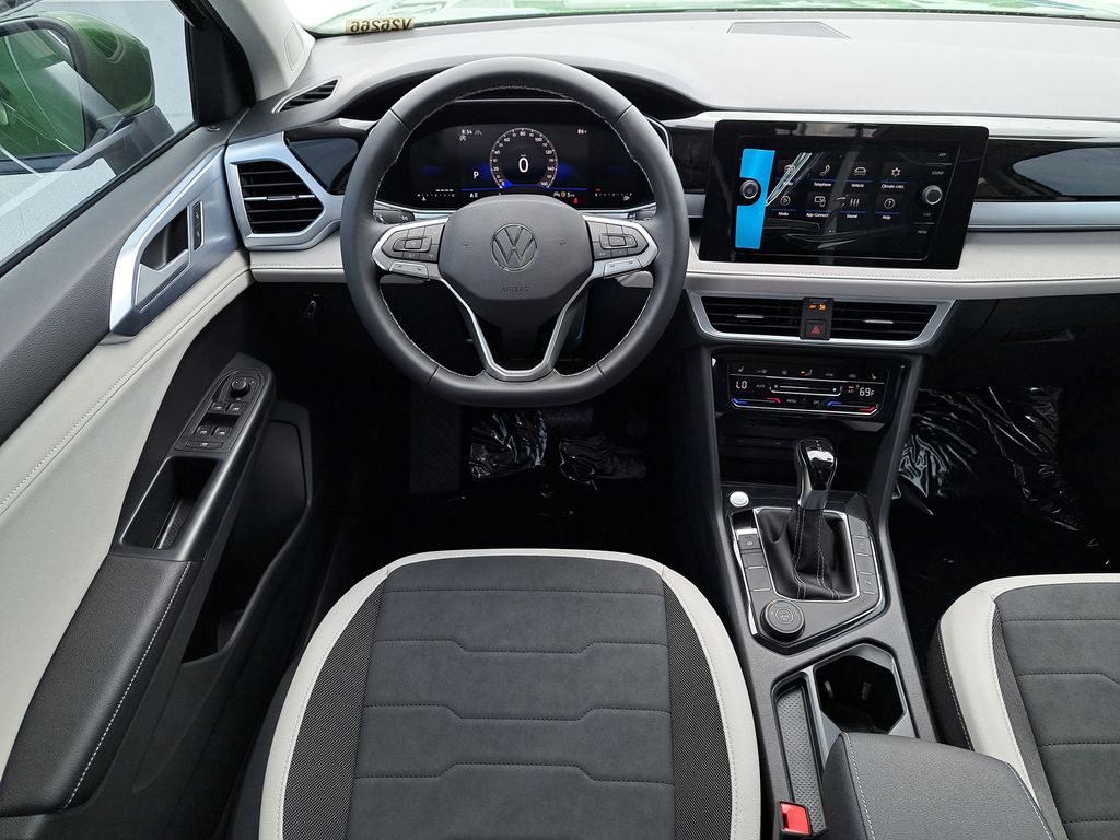 2025 Volkswagen Taos SE - Photo 13