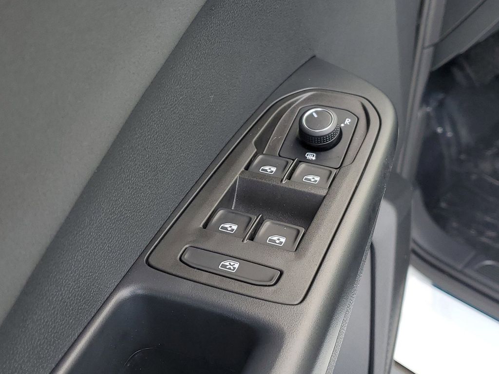 2025 Volkswagen Taos SE Black - Photo 19