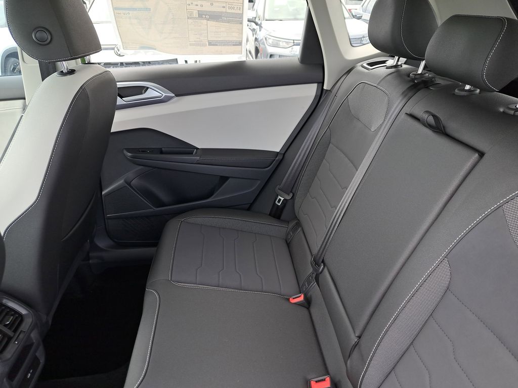 2025 Volkswagen Taos SE - Photo 11