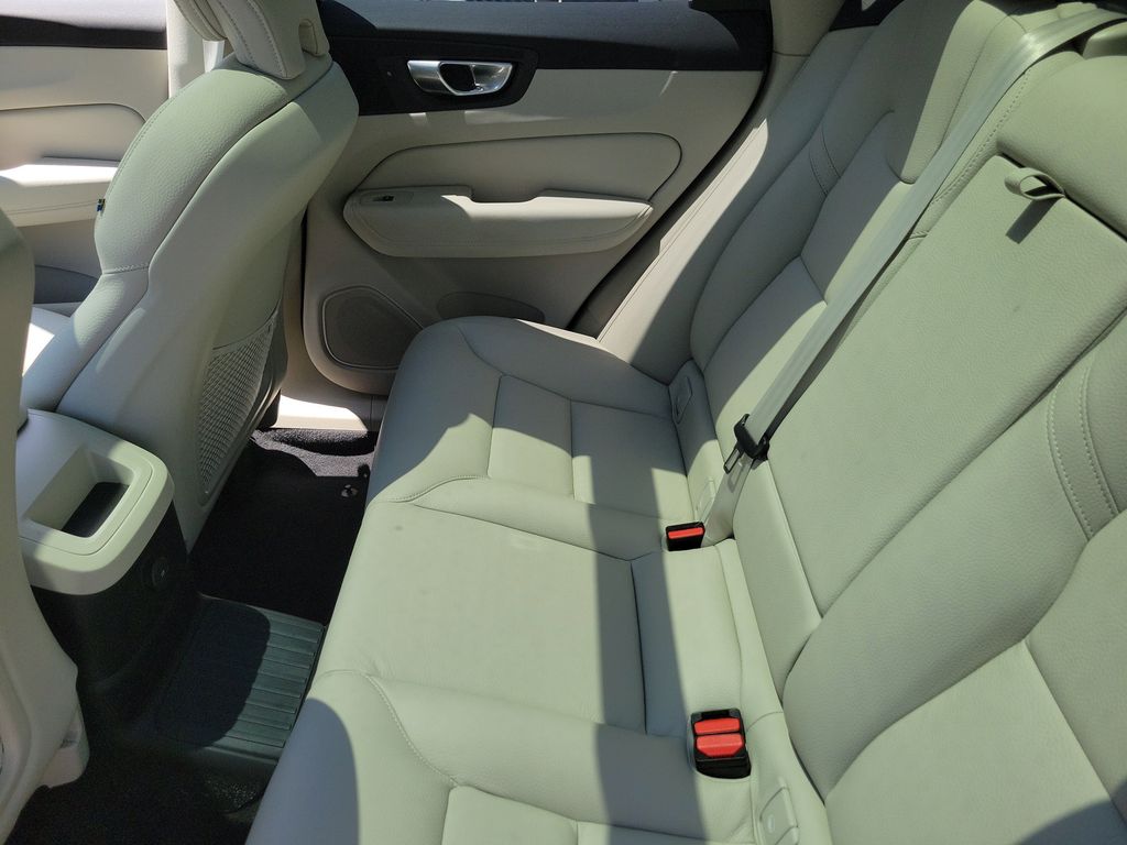 2025 Volvo XC60 Plus - Photo 12