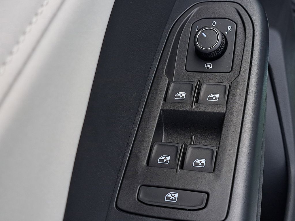 2025 Volkswagen Taos SE - Photo 16