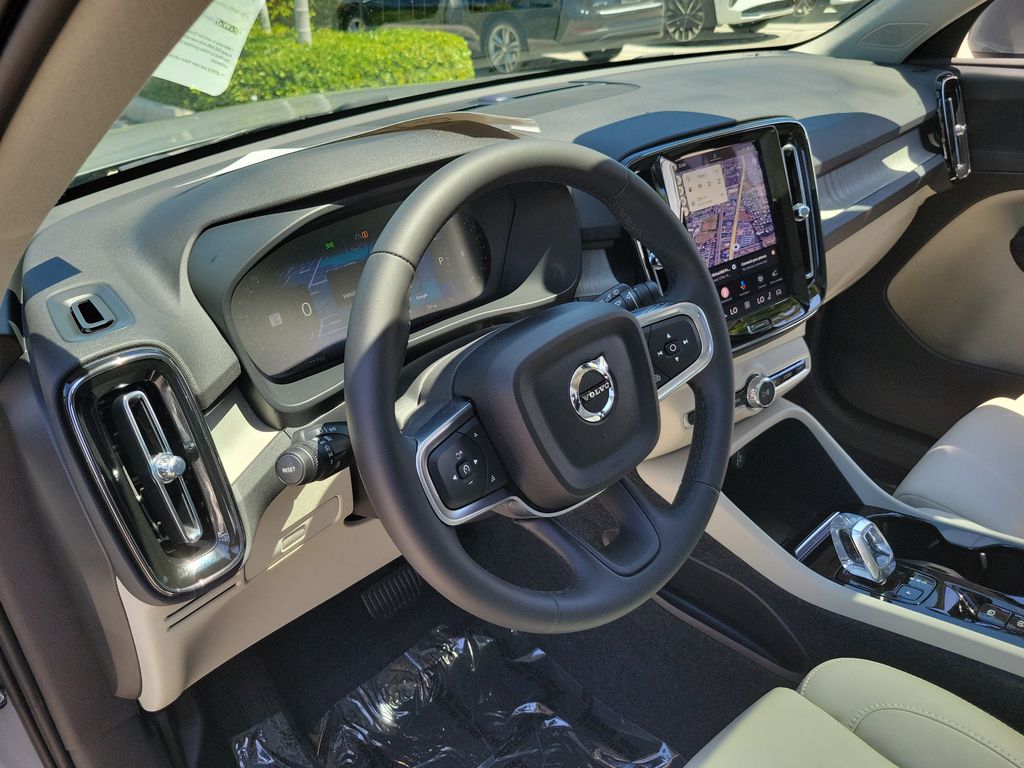 2024 Volvo XC40 Plus - Photo 19