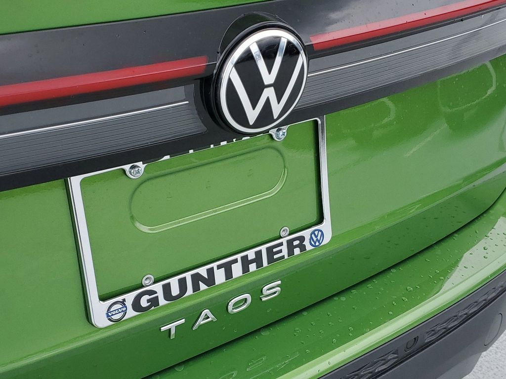 2025 Volkswagen Taos SE Black - Photo 6