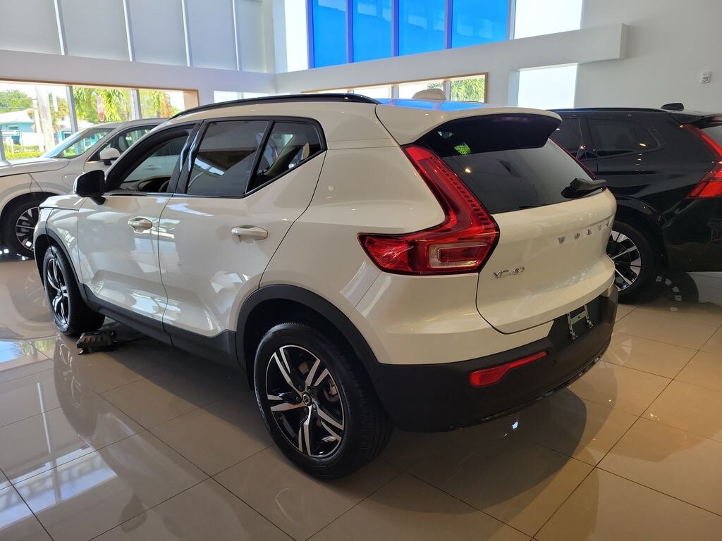 New 2026 Volvo XC40 B5 Core SUV