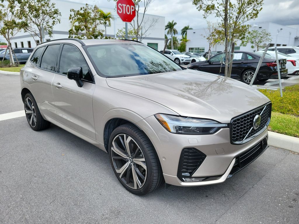 2025 Volvo XC60 B5 Ultra Dark AWD's photo