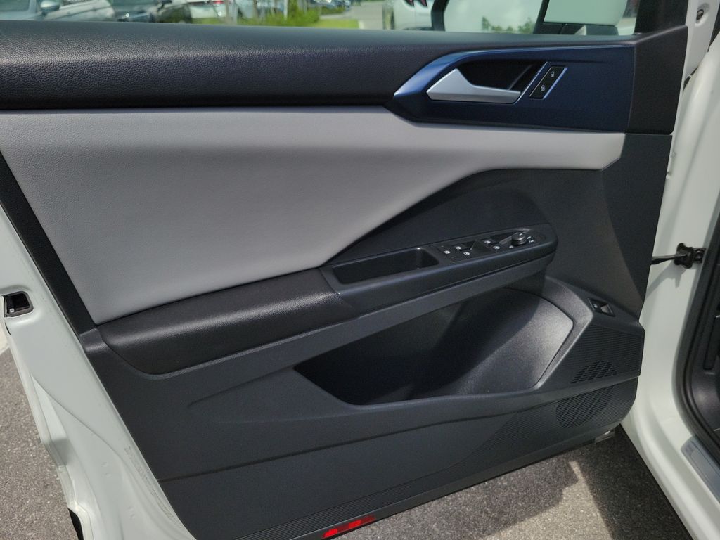 2023 Volkswagen Taos SE - Photo 18