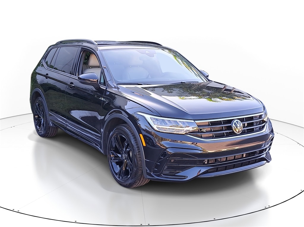 2023 Volkswagen Tiguan SE R-LINE BLACK's photo