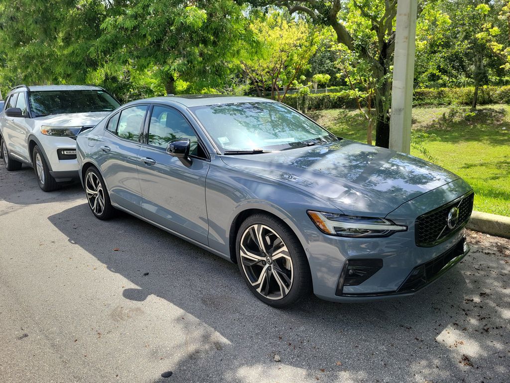 2024 Volvo S60 B5 Plus Dark Theme's photo