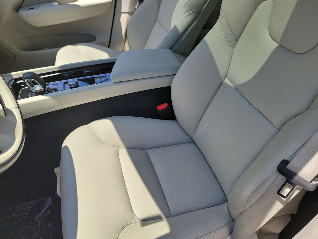 2025 Volvo XC60 Plus - Photo 21