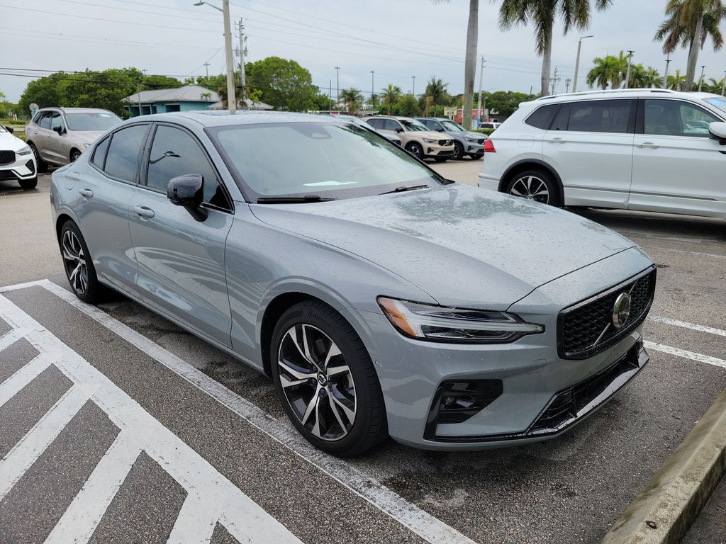 2024 Volvo S60 B5 Plus Dark Theme's photo