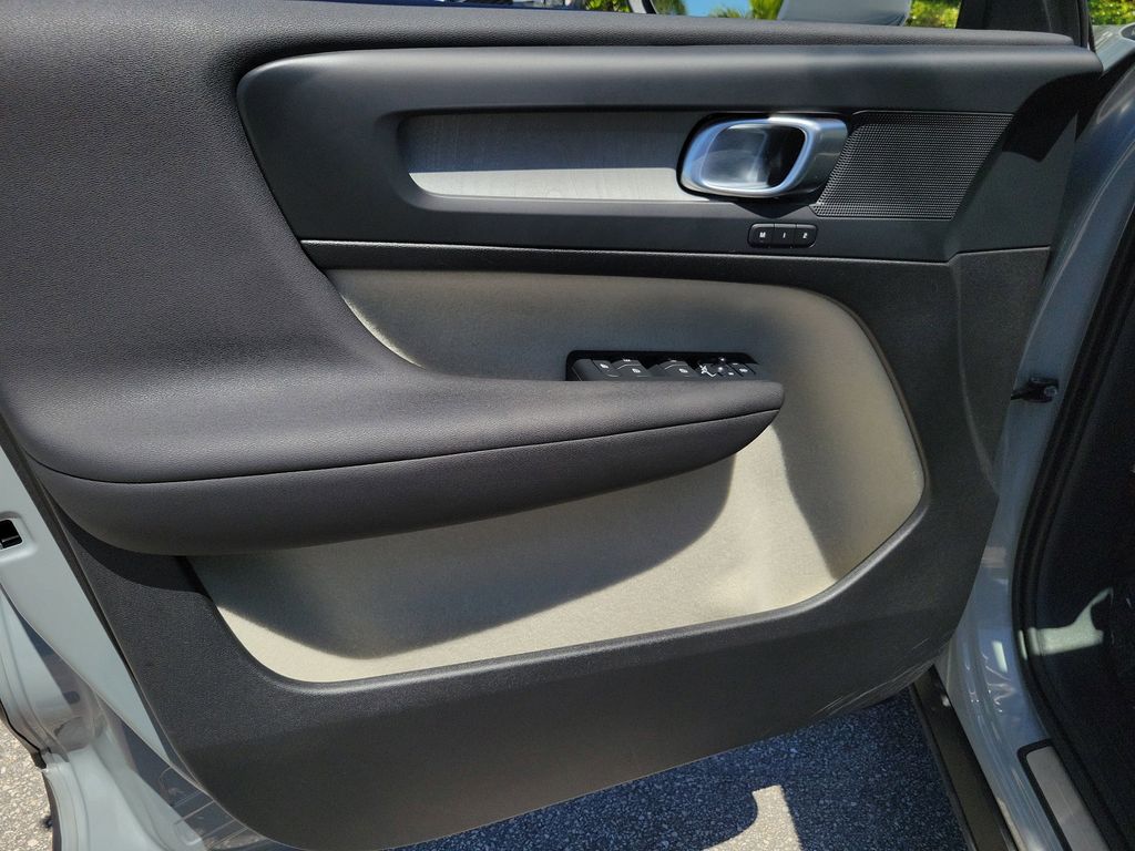 2024 Volvo XC40 Plus - Photo 17