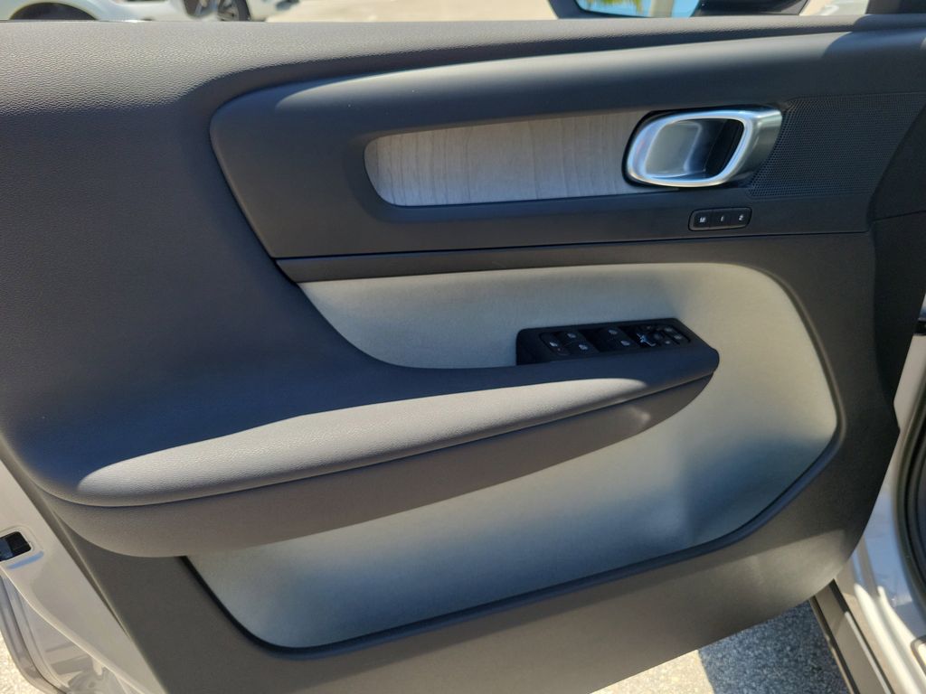 2023 Volvo XC40 Plus - Photo 17