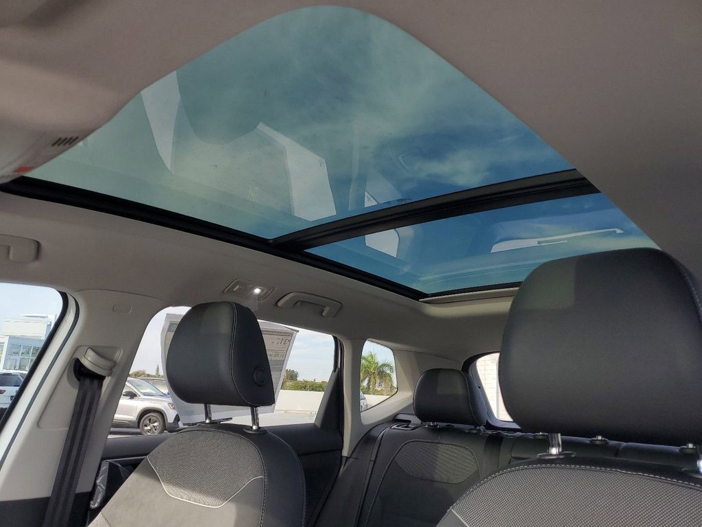 2025 Volkswagen Taos SE Black - Photo 22