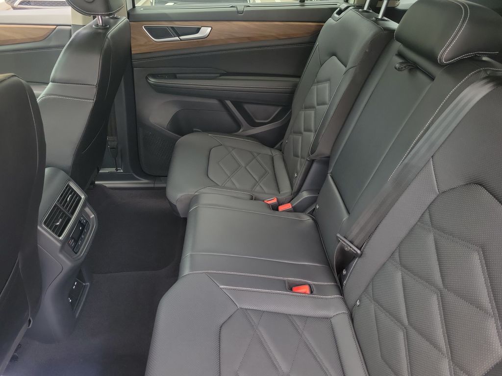 2024 Volkswagen Atlas SE w/Tech - Photo 12