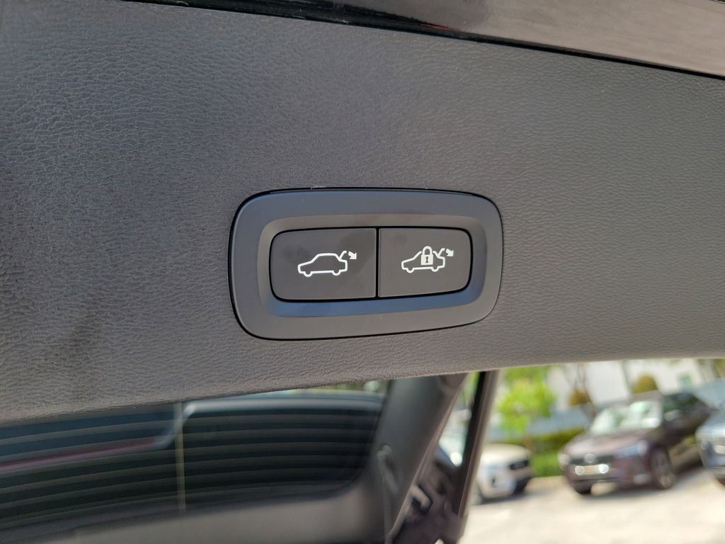 2025 Volvo XC40 Plus - Photo 8
