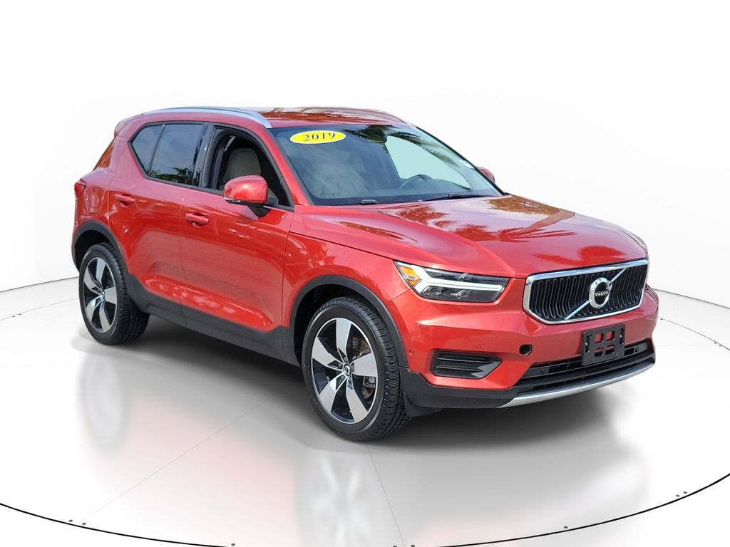 2019 Volvo XC40 T4 Momentum's photo