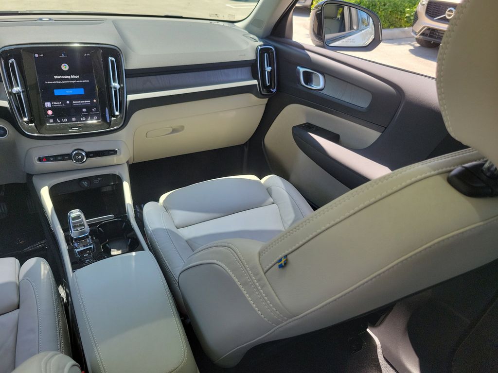 2023 Volvo XC40 Plus - Photo 16