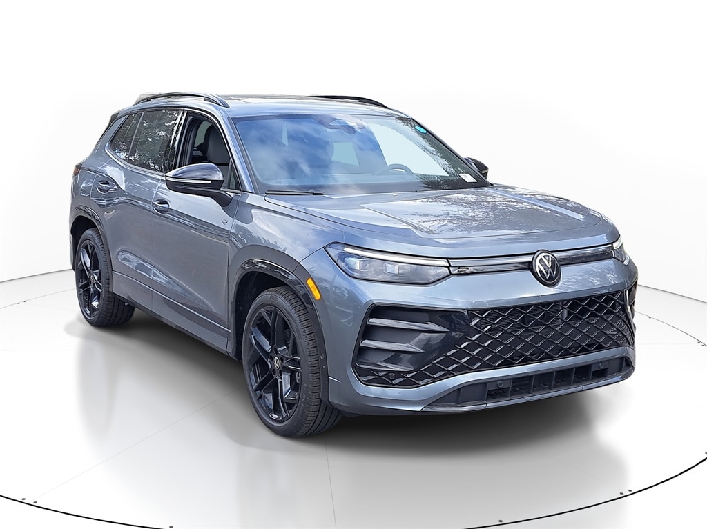 2026 Volkswagen Tiguan SE R-LINE BLACK's photo