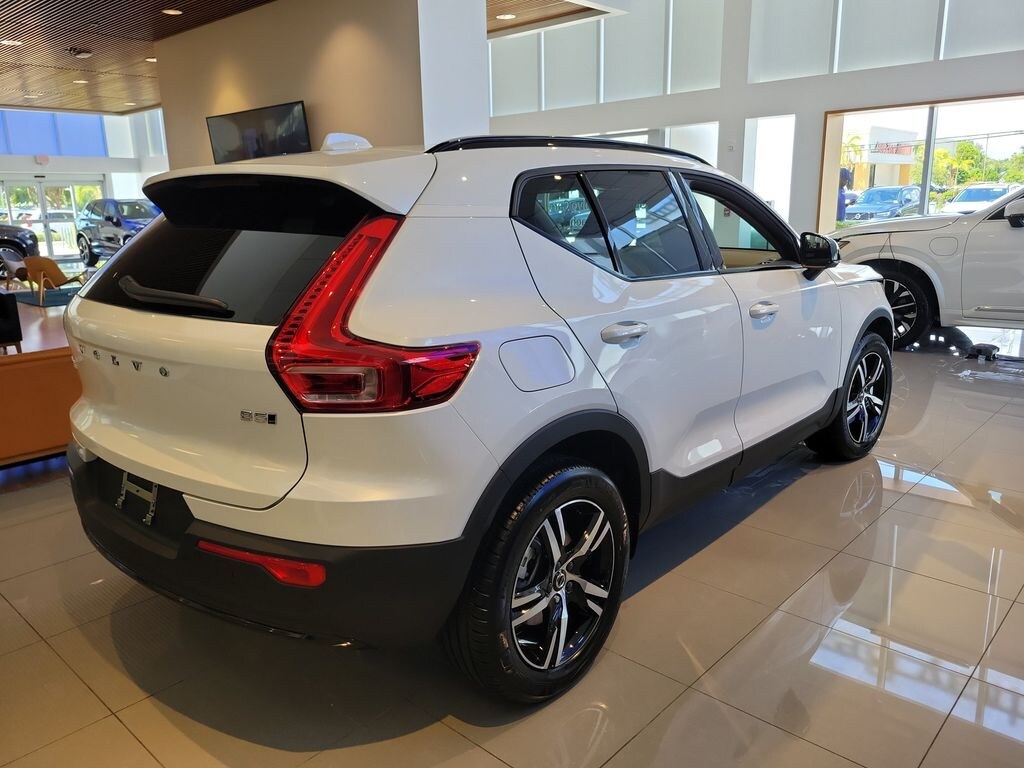 New 2026 Volvo XC40 B5 Core SUV