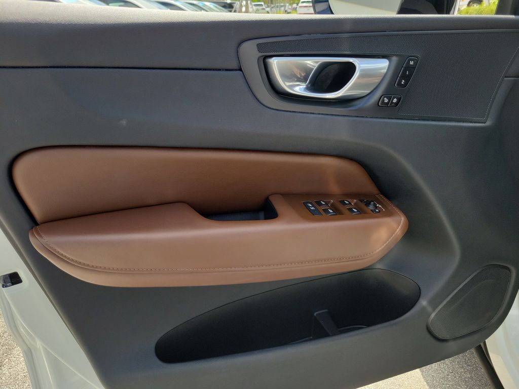 2024 Volvo XC60 Plus - Photo 17