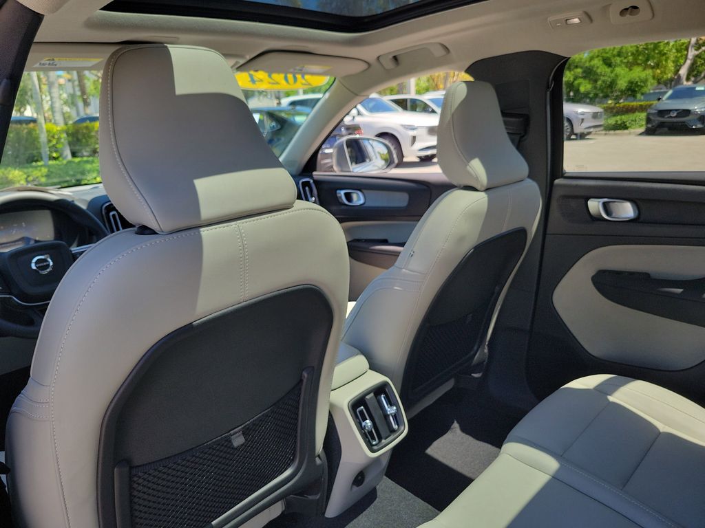 2024 Volvo XC40 Plus - Photo 13