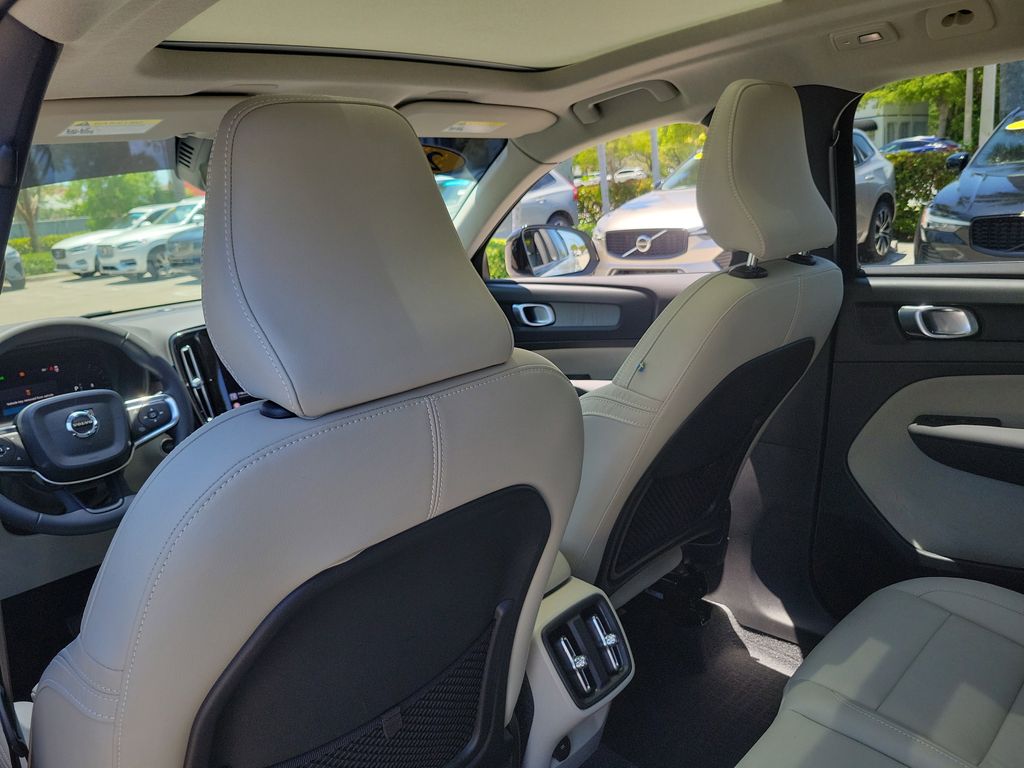 2023 Volvo XC40 Plus - Photo 13