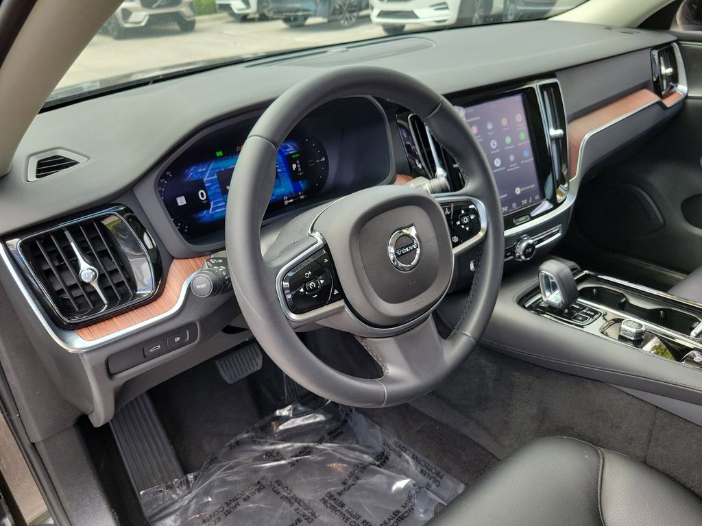 2024 Volvo S60 Plus - Photo 18