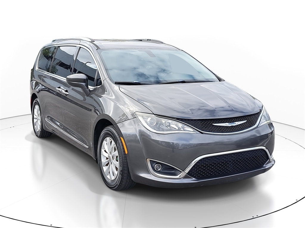 2019 Chrysler Pacifica Touring L's photo