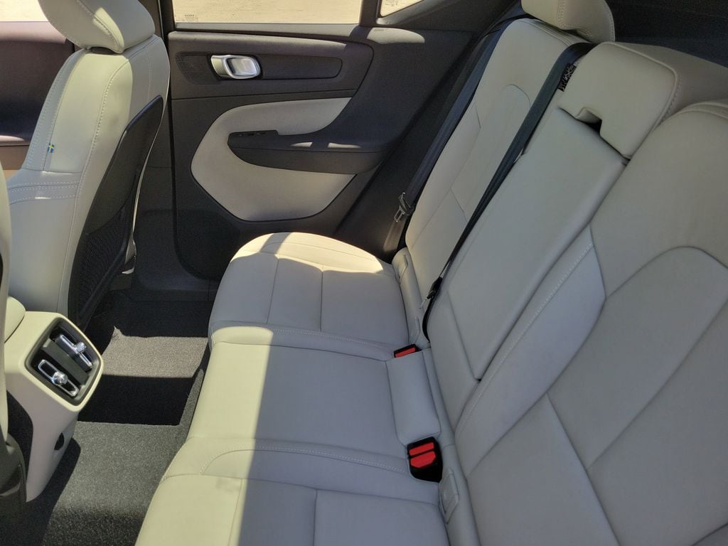 2024 Volvo XC40 Plus - Photo 12