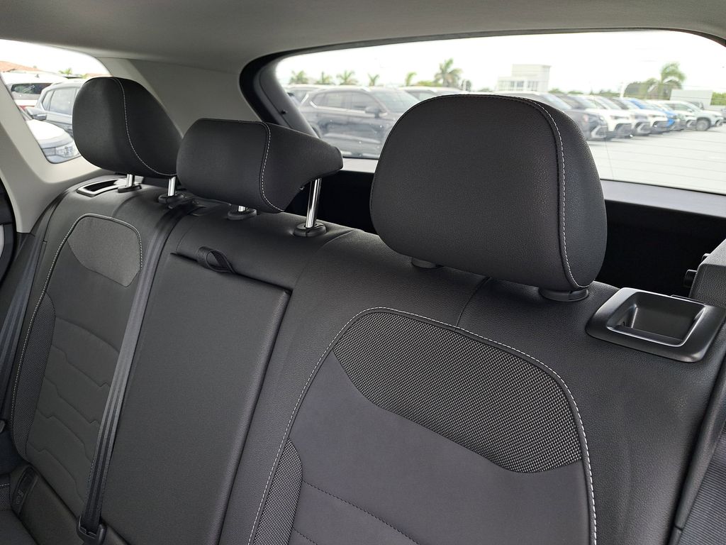 2025 Volkswagen Taos SE - Photo 10
