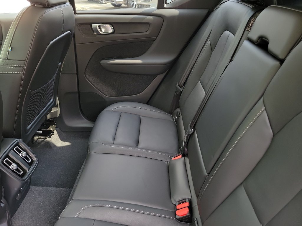 2024 Volvo XC40 Plus - Photo 12