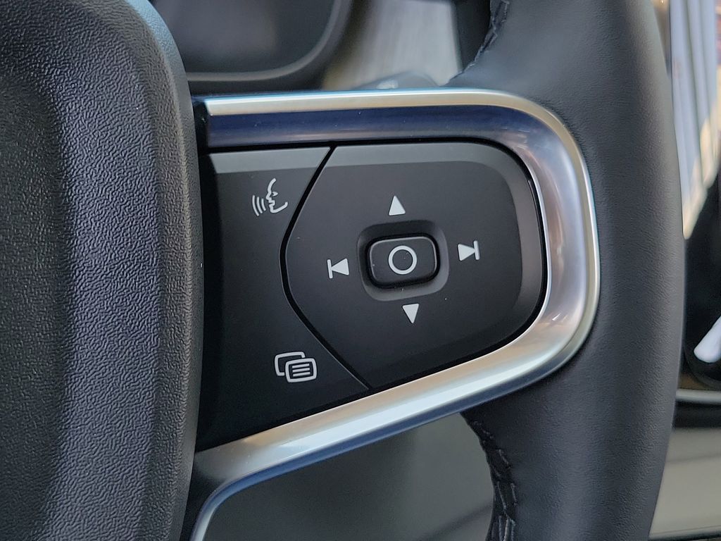 2024 Volvo XC40 Plus - Photo 25