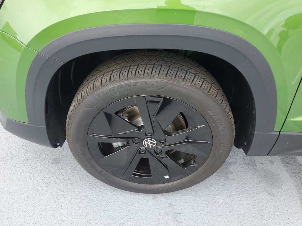 2025 Volkswagen Taos SE Black - Photo 8