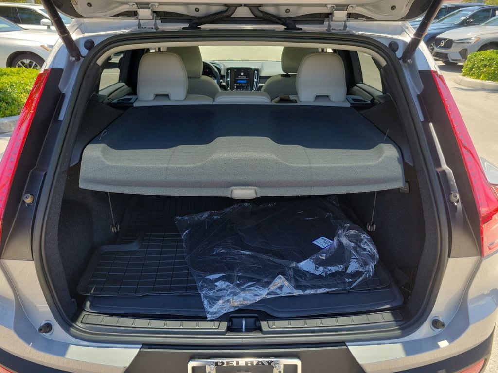 2023 Volvo XC40 Plus - Photo 7