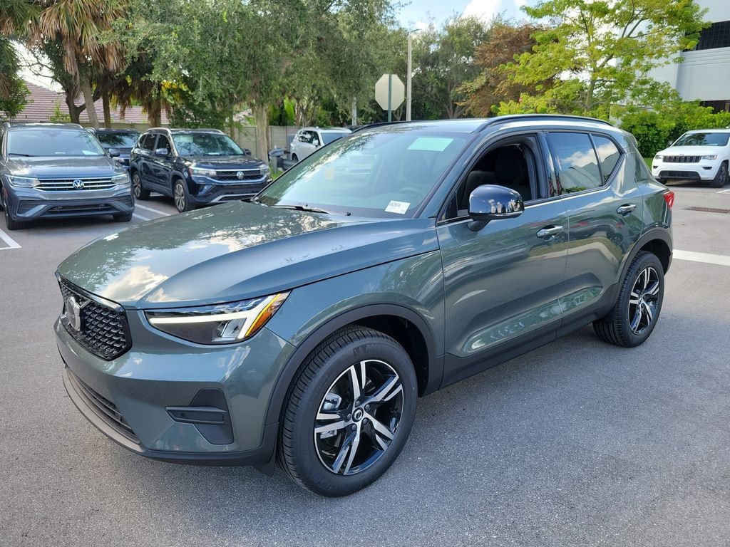 New 2026 Volvo XC40 B5 Core SUV