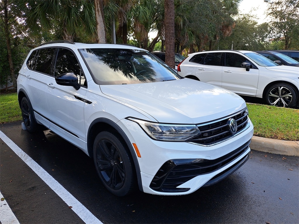 2023 Volkswagen Tiguan SE R-LINE BLACK's photo