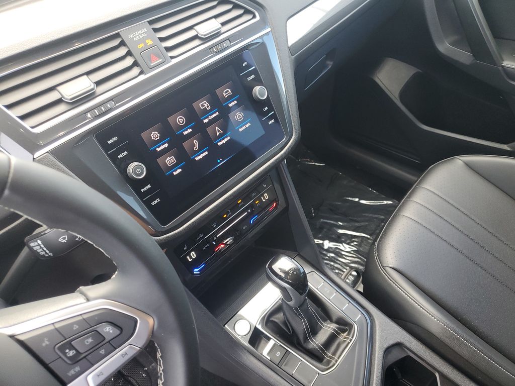 2024 Volkswagen Tiguan SE - Photo 19