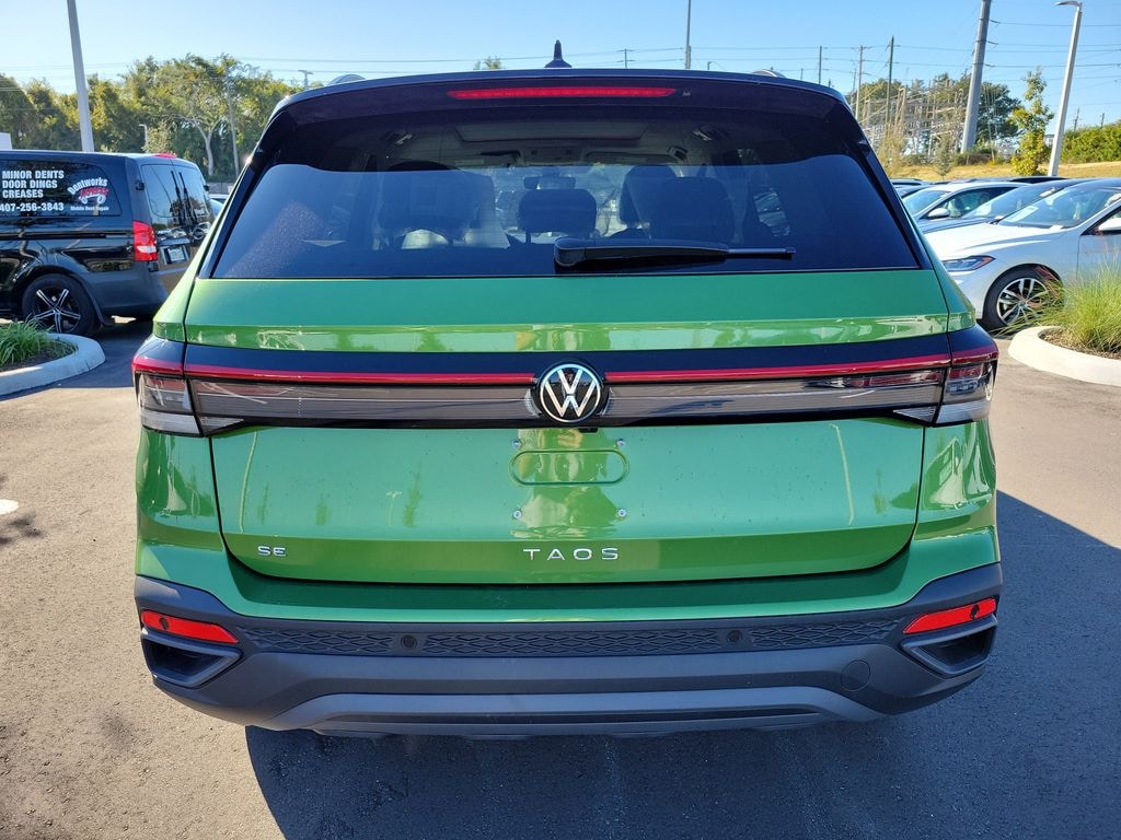 New 2025 Volkswagen Taos 1.5T SE Black SUV